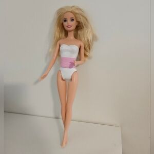 Barbie Mattel 2013 long blonde hair blue eyes ring finger